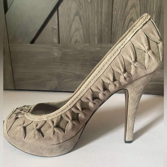 Grey suede Zara peep toe pump with allover bow detail, NWOT, sz 40 - Picture 6 of 10